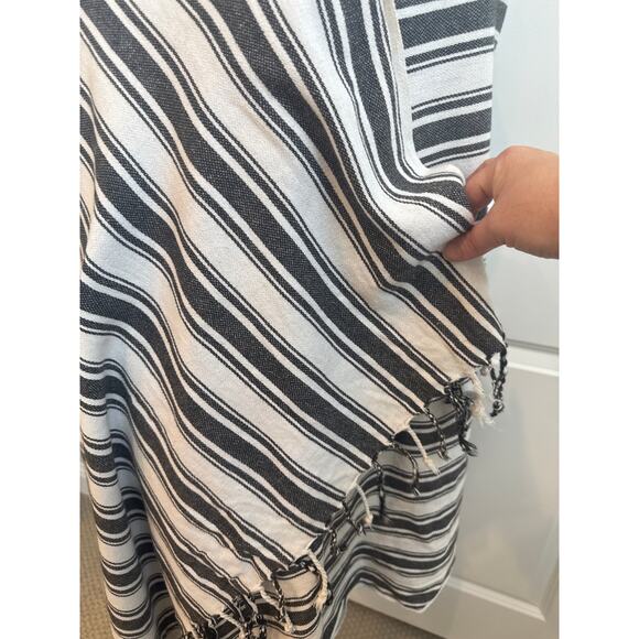 Buldano Cotton/Linen Blend Gray and White Striped Turkish Towel/ Shawl/ Scarf - Picture 6 of 6